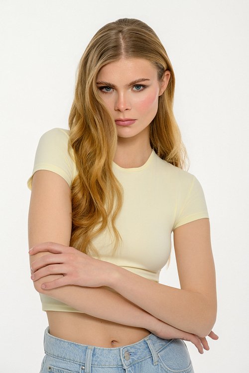 Lycra cropped top with short sleeves