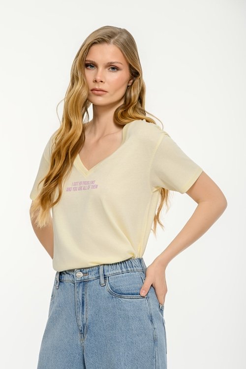 T-shirt με τύπωμα και V λαιμόκοψη
