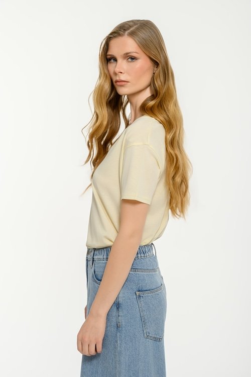 T-shirt με τύπωμα και V λαιμόκοψη