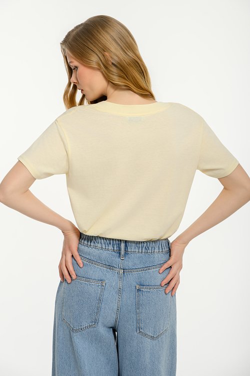 T-shirt με τύπωμα και V λαιμόκοψη