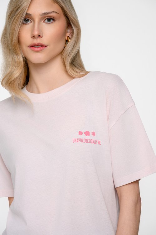 T-shirt με τύπωμα στην πλάτη
