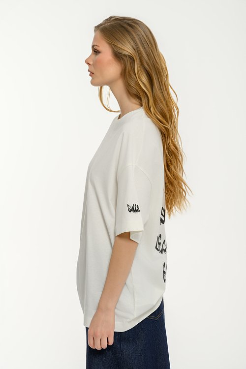 Oversized t-shirt με τύπωμα στην πλάτη