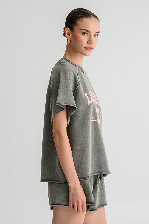 T-shirt με ξεβαμμένη όψη και print