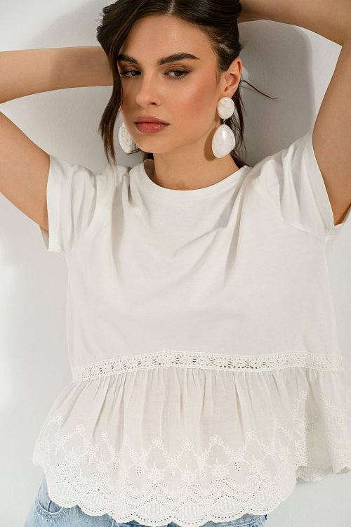 Broderie t-shirt with embroidered hem
