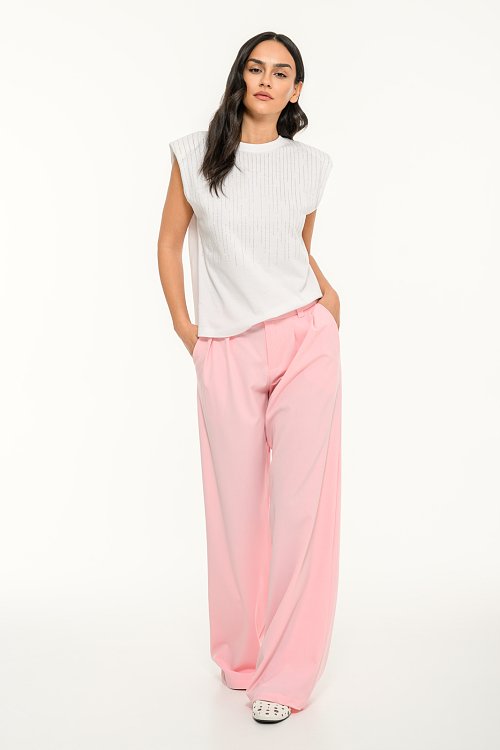 Sleeveless t-shirt with strass and shoulder pads