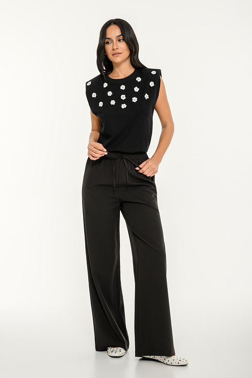 Sleeveless t-shirt with flower details and shoulder pads