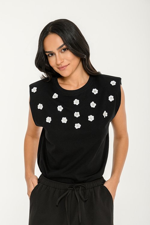 Sleeveless t-shirt with flower details and shoulder pads