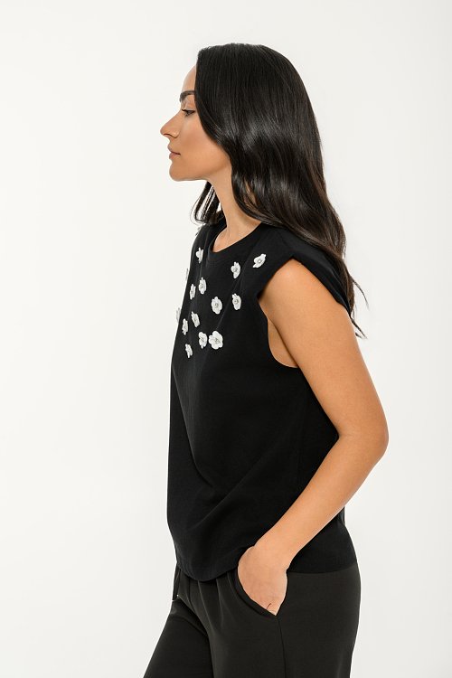 Sleeveless t-shirt with flower details and shoulder pads
