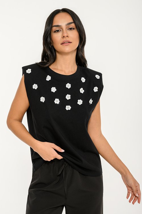 Sleeveless t-shirt with flower details and shoulder pads