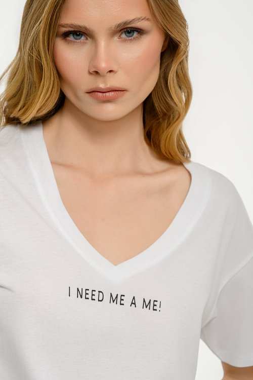 T-shirt με τύπωμα και V λαιμόκοψη