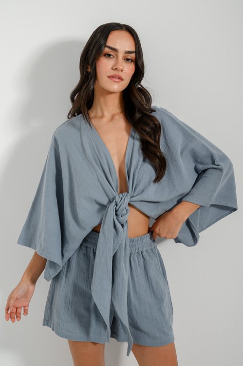 Cropped shirt with front tying and 3/4 sleeves