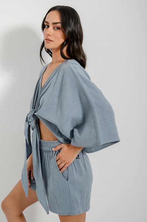 Cropped shirt with front tying and 3/4 sleeves