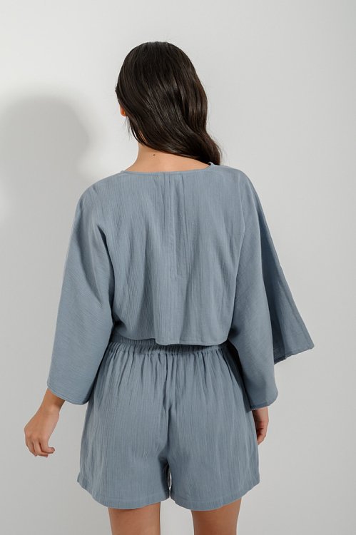 Cropped shirt with front tying and 3/4 sleeves