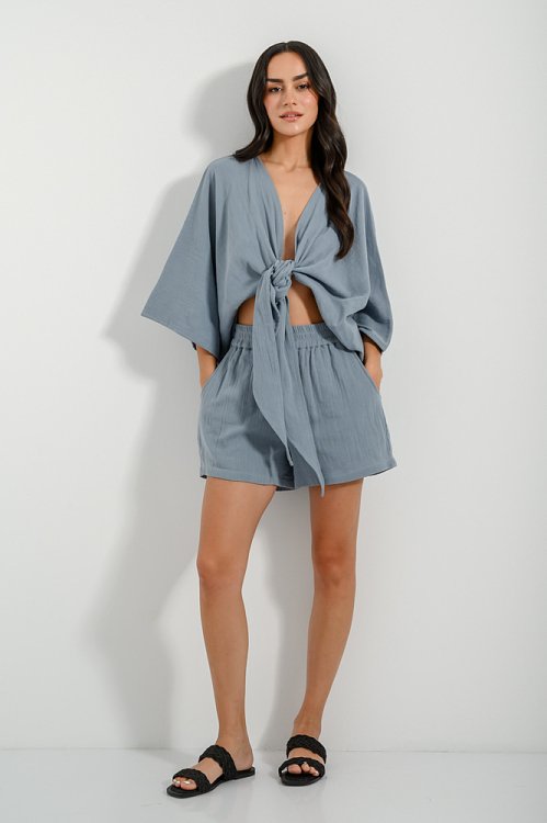 Cropped shirt with front tying and 3/4 sleeves