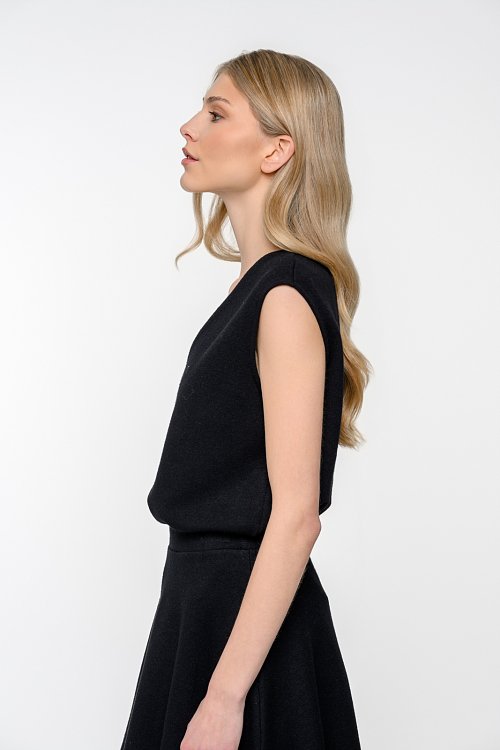 Vest top with V neckline and soft sense