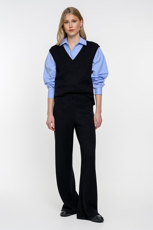 Vest top with V neckline and soft sense