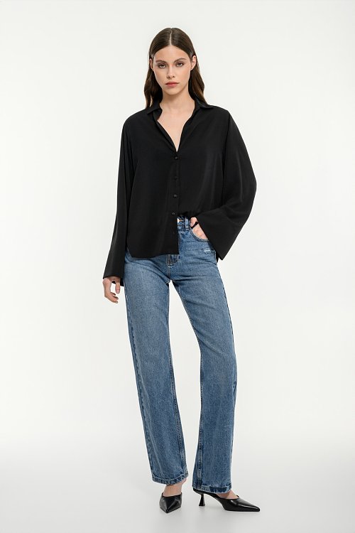 Shirt with wide sleeves and soft sense