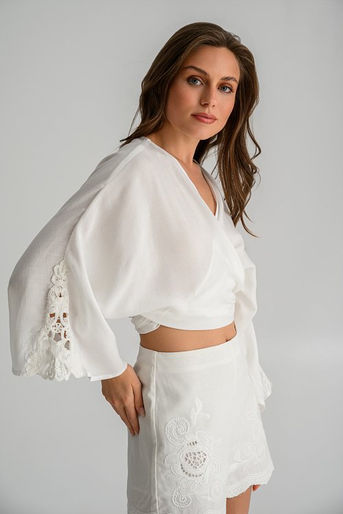Cropped shirt with front tying and crochet sleeve detail