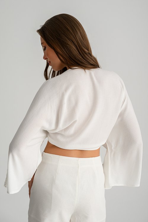 Cropped shirt with front tying and crochet sleeve detail