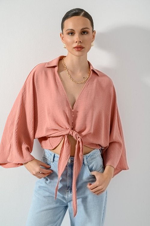 Cropped shirt with tying