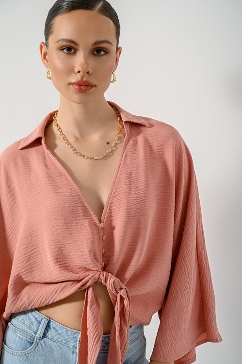 Cropped shirt with tying