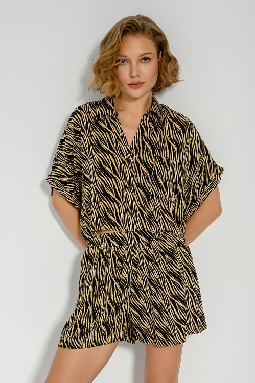 Crop shirt with print and front pocket