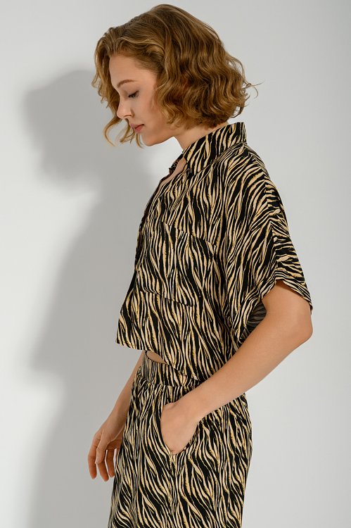 Crop shirt with print and front pocket