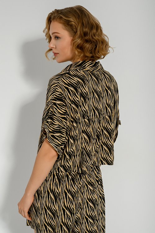 Crop shirt with print and front pocket
