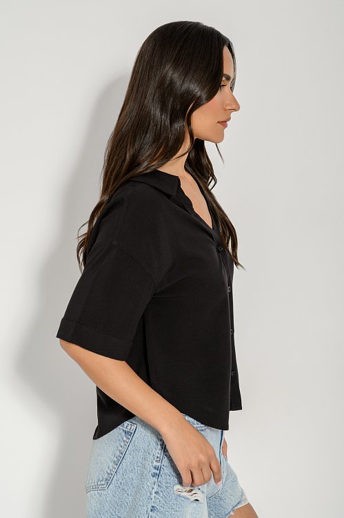 Cropped shirt with lapel collar