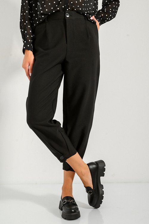 Peg trousers with button ending