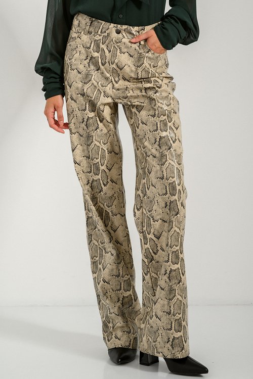 Straight leg παντελόνι σε όψη δερματίνης με snake print