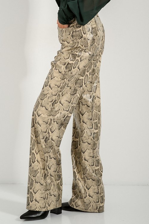 Straight leg παντελόνι σε όψη δερματίνης με snake print