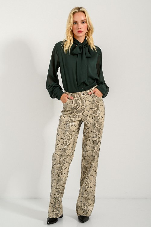 Straight leg παντελόνι σε όψη δερματίνης με snake print