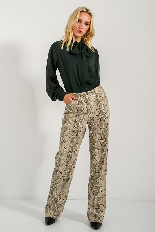 Straight leg παντελόνι σε όψη δερματίνης με snake print