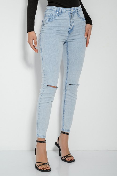 Skinny denim with ripped knees