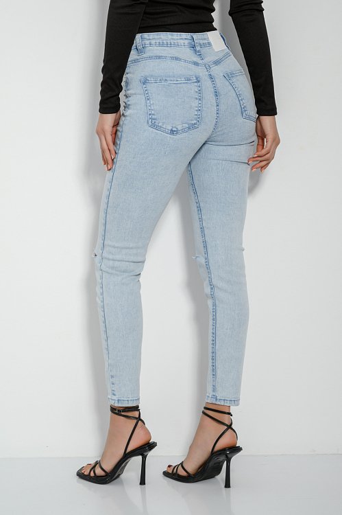 Skinny denim with ripped knees