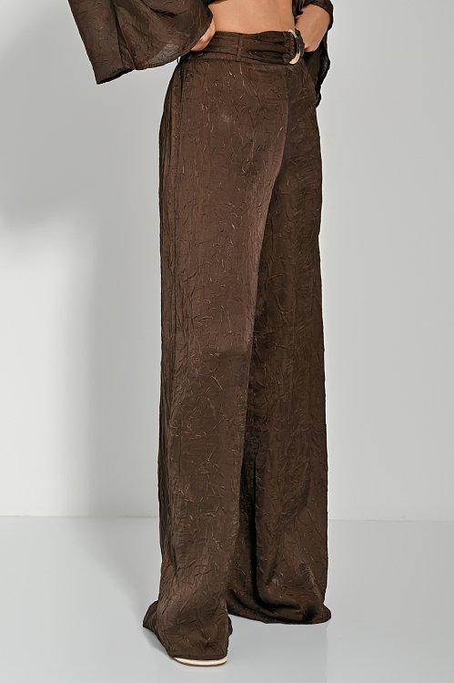 Παντελόνι wide leg με σατινέ υφή και ασορτί ζώνη