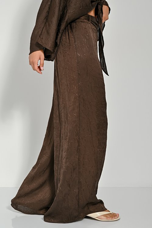 Παντελόνι wide leg με σατινέ υφή και ασορτί ζώνη