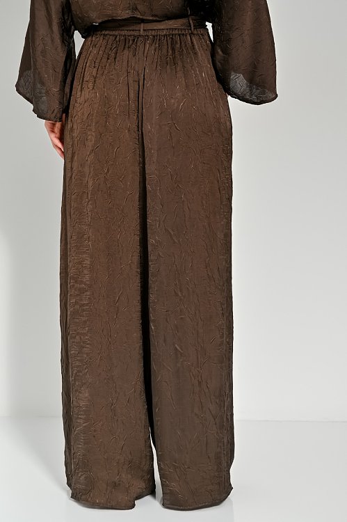 Παντελόνι wide leg με σατινέ υφή και ασορτί ζώνη
