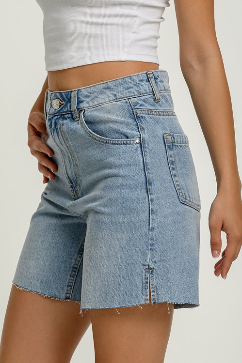 Denim bermuda with loose threads