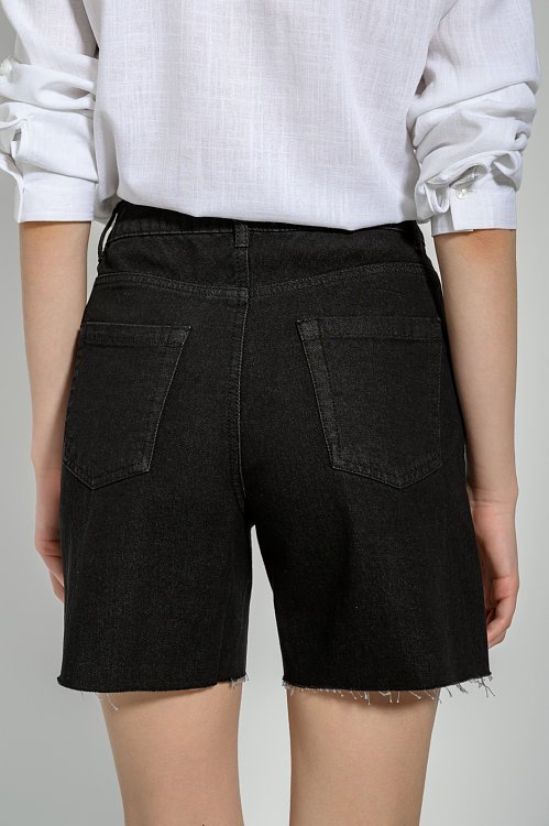 Denim bermuda with loose threads