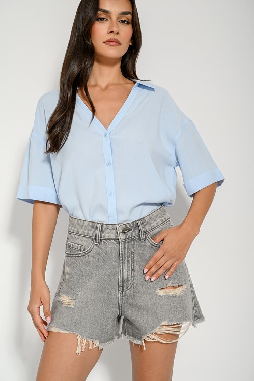 Denim shorts with loose threads