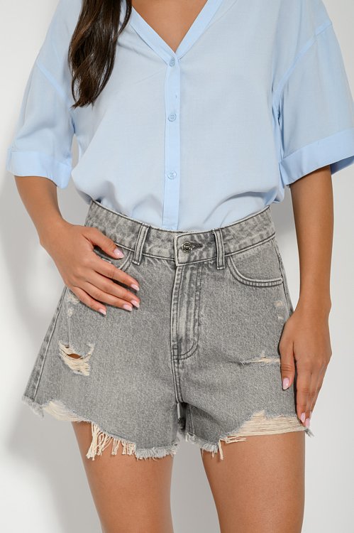 Denim shorts with loose threads