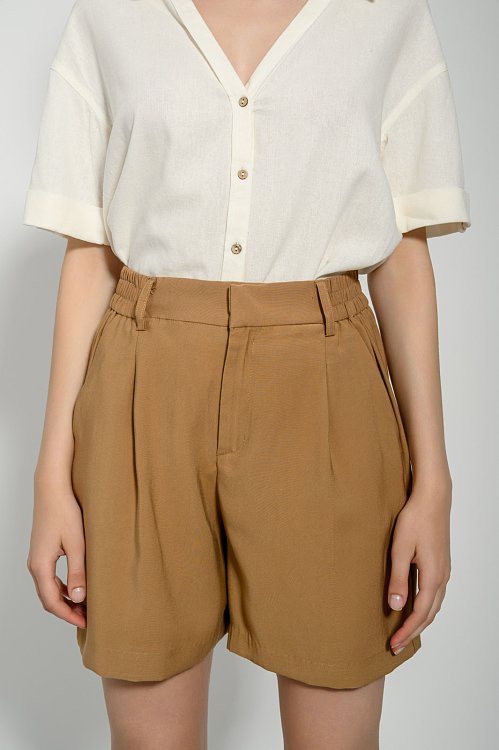 Bermuda with pleated details