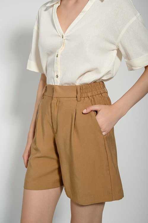 Bermuda with pleated details