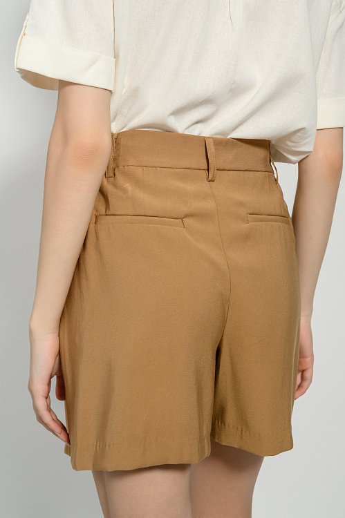 Bermuda with pleated details