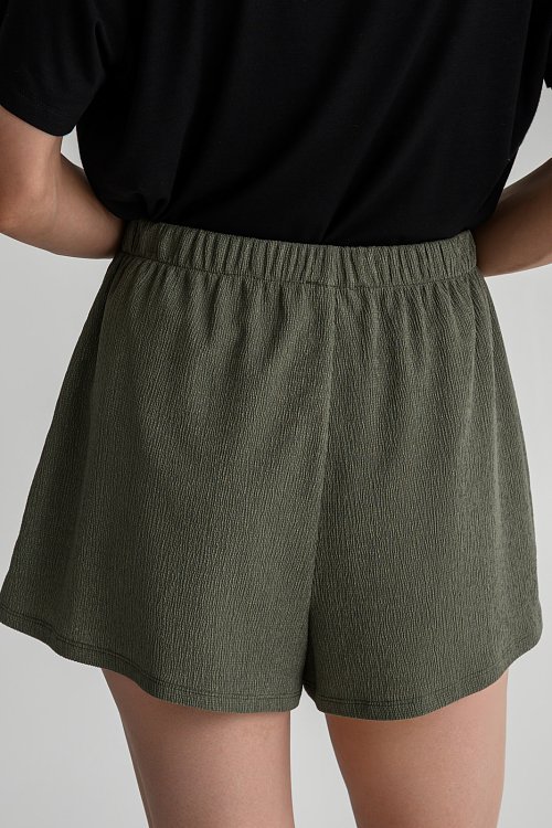 Γκοφρέ σορτς με λάστιχο στη μέση (KHAKI) φωτογραφία