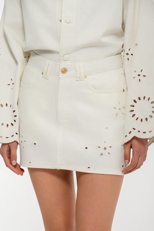 Μίνι ντένιμ φούστα με διάτρητο σχέδιο (OFF WHITE) φωτογραφία