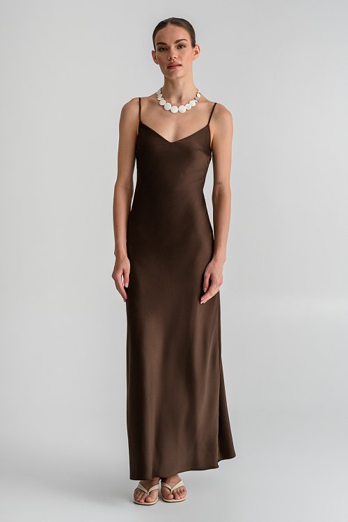 Maxi φόρεμα με σατινέ υφή και τιράντες (BROWN)