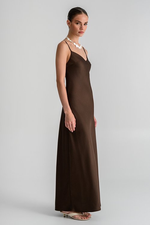 Maxi φόρεμα με σατινέ υφή και τιράντες (BROWN) φωτογραφία